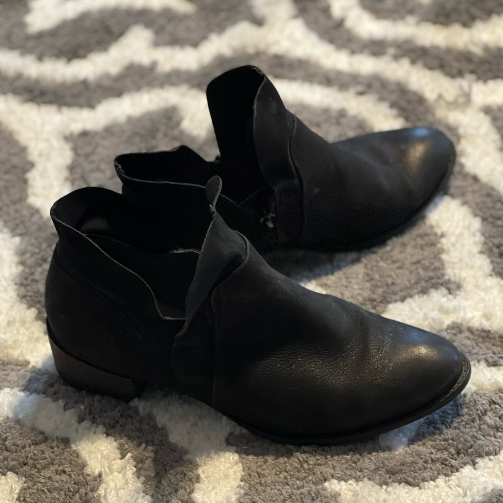 Seychelles Snare black leather booties